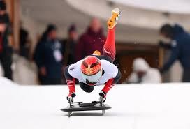 林葳更新社媒分享打高尔夫球照片，并配文：好玩